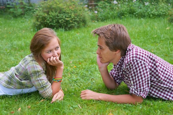 Mi hija/hijo adolescente tiene novio/novia ¿Cómo lo manejo?